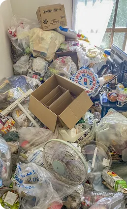 お片付けヘルパーズの汚部屋の片づけ事例2：作業前