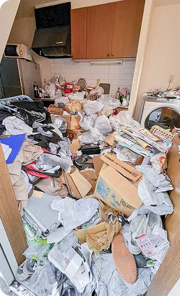 お片付けヘルパーズの汚部屋の片づけ事例3：作業前