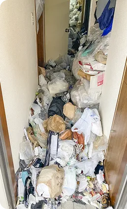 お片付けヘルパーズの汚部屋の片づけ事例1：作業前